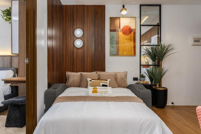 Chellewood Terrace 2BR Suite, Balcony & Pool View