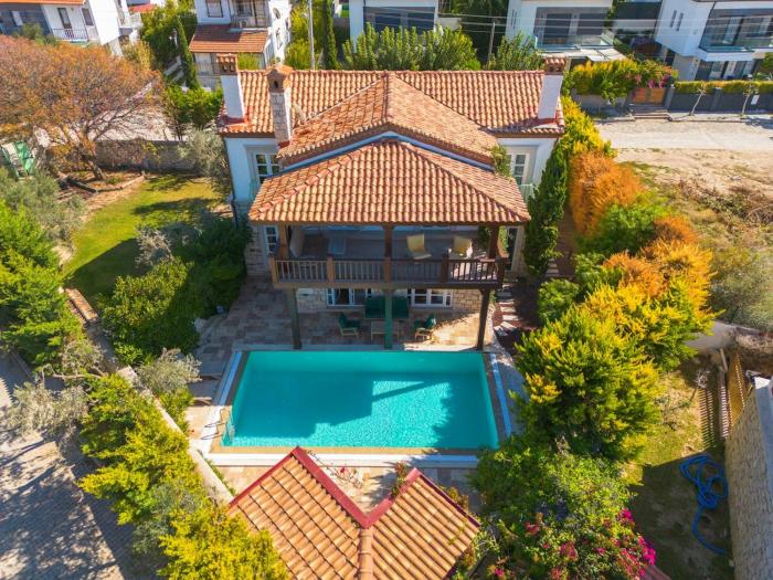 Private Villa with Pool 150 m from the Sea - 4 Bathrooms - 8 People