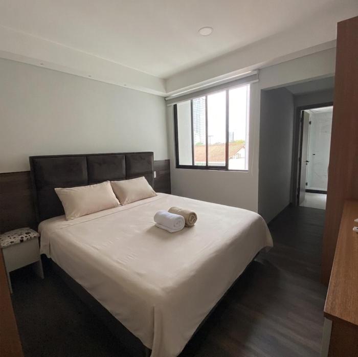 LuxeSuites-2 bedrooms, a short walk from Lostajibos, Equipetrol