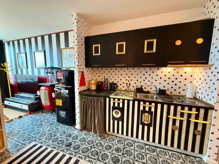 Color Pop Studio Apt near UNWE w Fast Wi-Fi