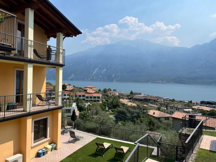 Villa Imelda, panoramic apartments with Lake Garda views