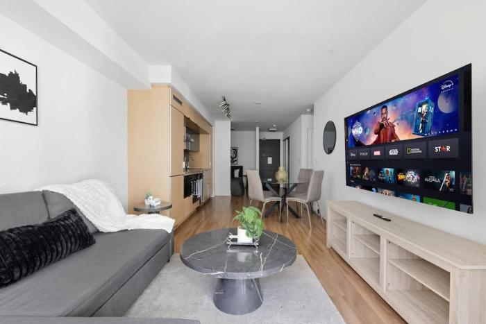 CN Tower Views Bright Modern 2BR