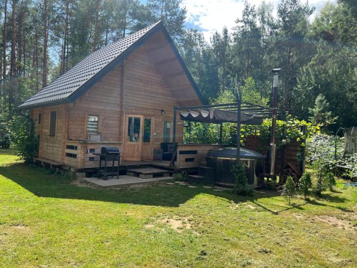 Domek z balią w lesie na Mazurach