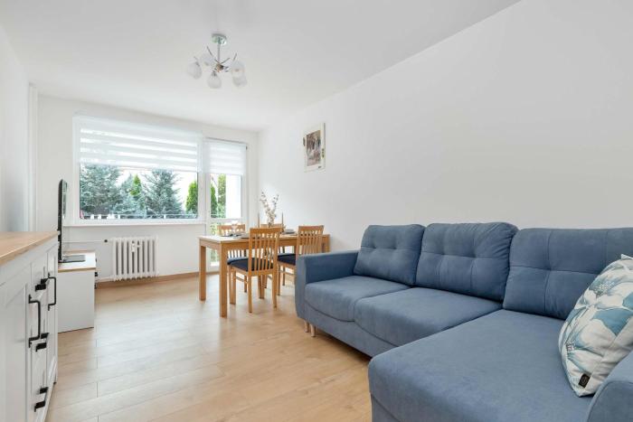 Cosy Apartment with a Balcony for 6 People in a Green Neighbourhood by Noclegi Renters