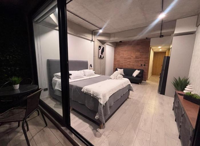Modern Studio with Balcony in El Polo Near Parque El Virrey
