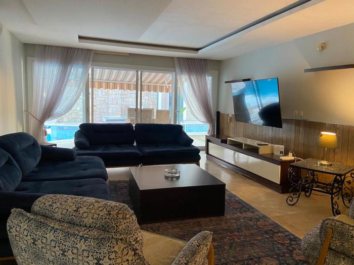 Close to the Sea in Kuşadası - Villa with a Shared Pool