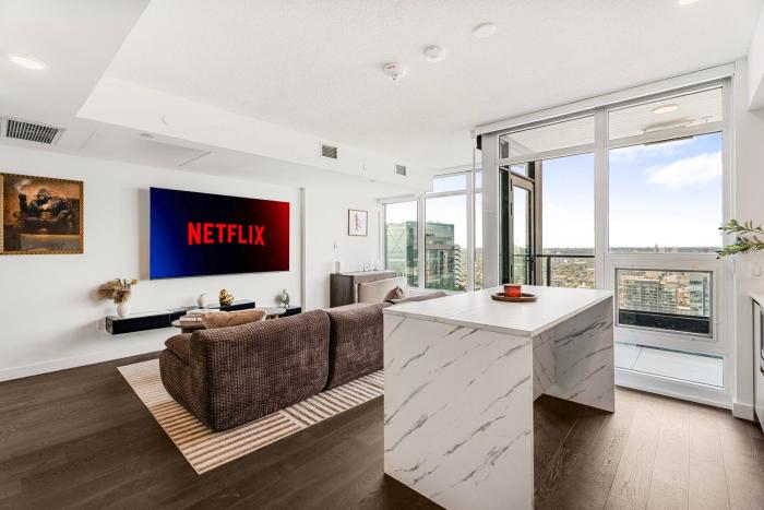 Rax Town - 2 Story Loft Condo with Skyline View beside CN tower and the Rogers Center