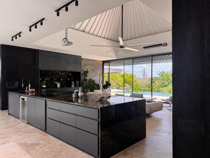 Sunset Infinity Villa, 4BR with Cinema, Pool, in Canggu