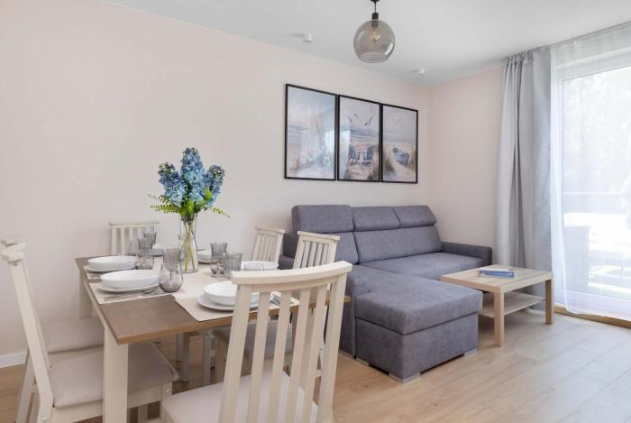 Spacious Apartment with a Large Balcony & 3 Bedrooms by Noclegi Renters