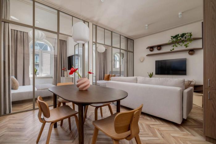 Elara Suite - 2BR for 5 - Next to the Main Station