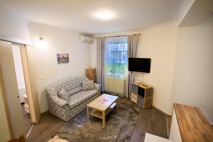 Comfortable 2BR Garden Apt with AC & Free Parking