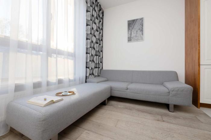 Spacious Apartment Near the Airport Parking & Remote Working by Noclegi Renters