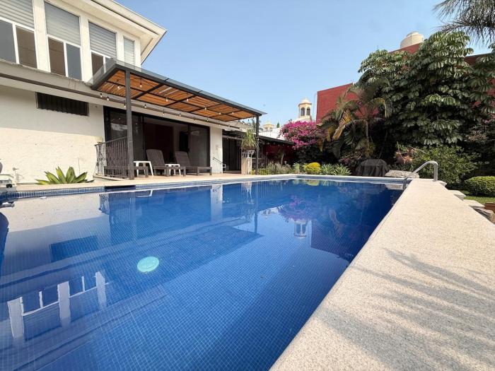 5 bedrooms, ground floor, heated pool, Golden Zone