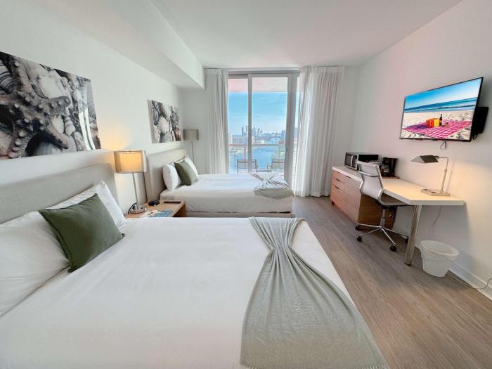 Chic Studio Bay Views & Miami Skyline