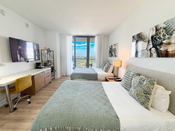 High Floor Studio w Balcony & Shuttle