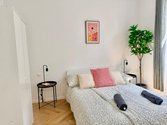 Stylish Apartment with Balcony near Center