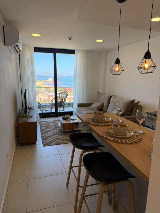 Bello y Cómodo Apartamento con Vista a la Playa en Edificio Vivo Costanera con Parking