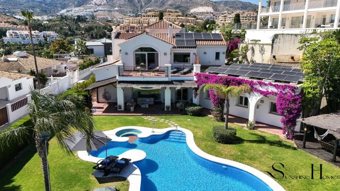 Luxury 5BR Villa Benalmádena Pool & Jacuzzi REF073