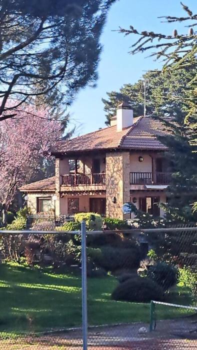 Magnífico Chalet y gran jardín frente a la sierra.