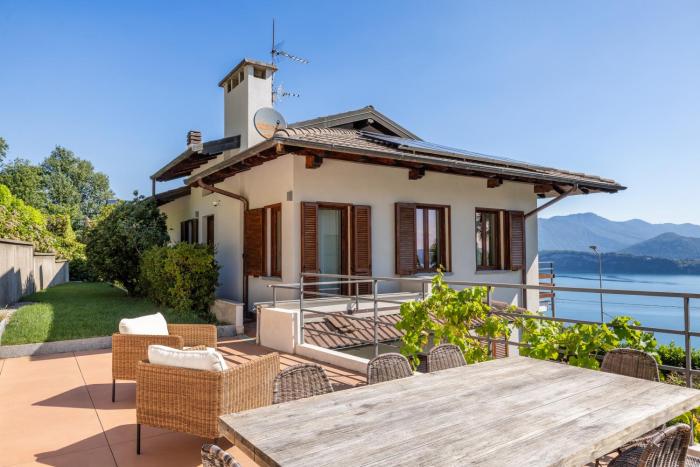Design Apartment with Lake View and Private Garden