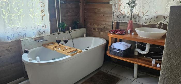 Romantic Getaway Luxury Cabin with Whirlpool