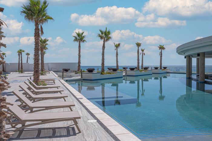 Stunning 3BR Condo with Beachside Views and Spacious Balcony