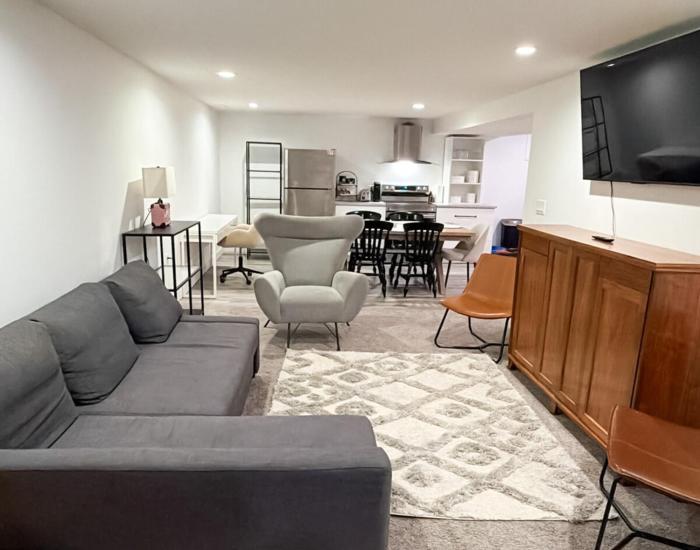 Fawn - Central 2BR Parking Near LRT & Chinook