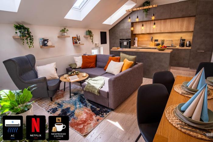 Stylish Top-Floor Apt, Skylights, AC, Netflix