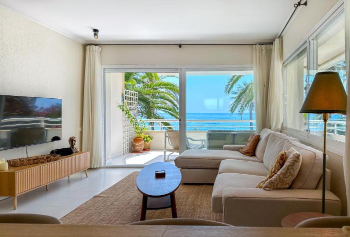 Front Beach Apartment by Hello Homes Sitges