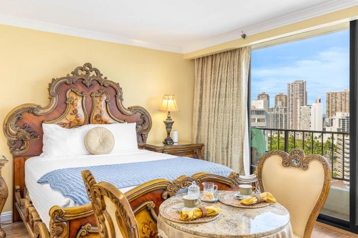 Royal Garden Couples Getaway City-MT Views Condo wKitchen Near the Beach