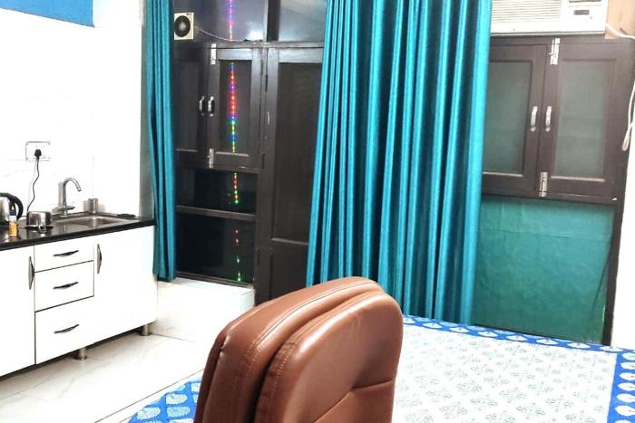 Comfortable Studio for Solo or Couple in Dwarka