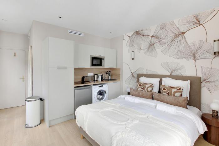 Bright and cozy air-conditioned studio