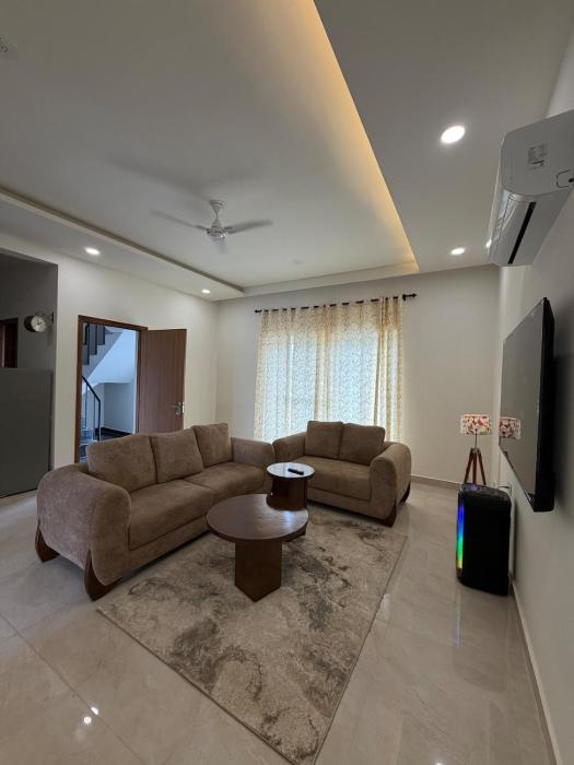 Sukooon Luxury Stay with Garden and Modern Interiors