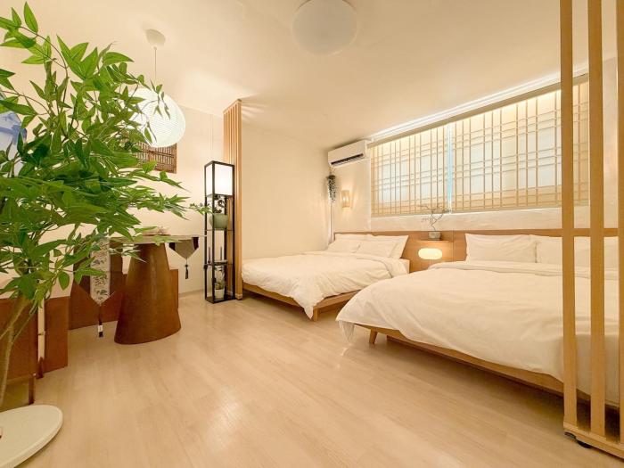 Next to Seongsudong,10 minutes to Konkuk University Station,,7 minutes to Guui Station,Accommodation for 6 people with 3 queen beds,Lotte Worldto