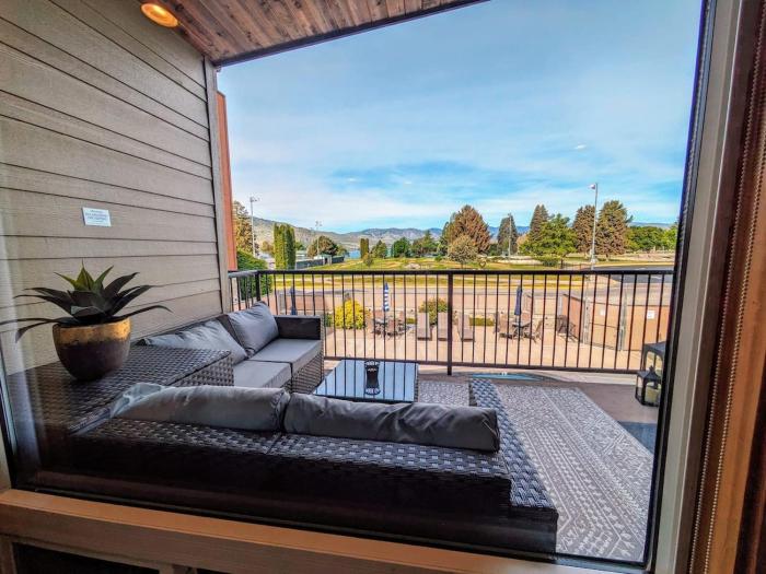 Downtown Retreat Walkable, LAKE & Mountain VIEWS
