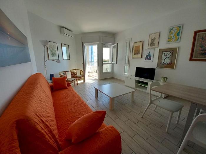 3-bedroom beachfront apartment in the Pineta area