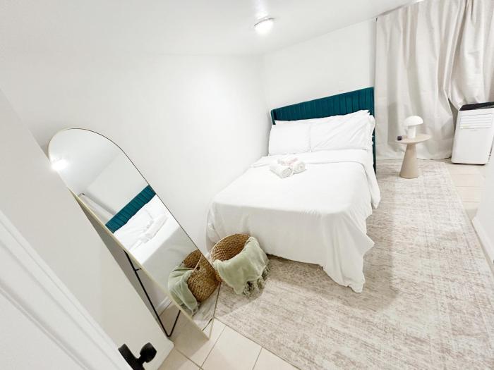 Aura Stays -Deluxe Queen Room - Shared Bathroom- Self Check in-NEAR EWR