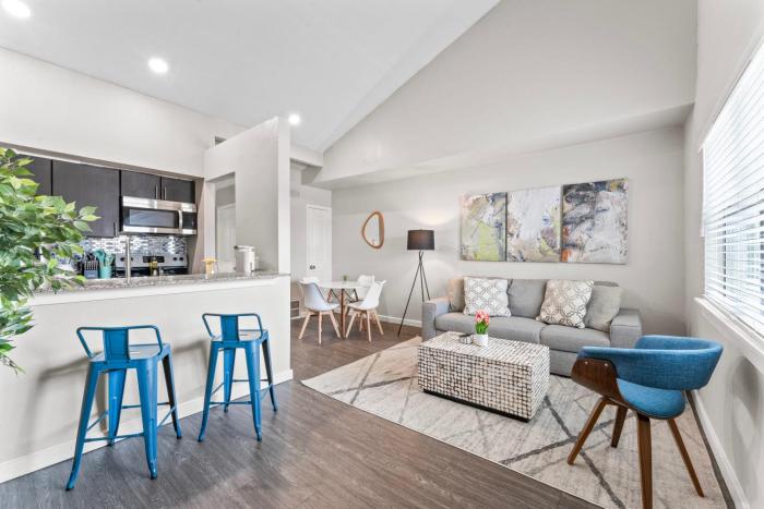 Chic King Bed 1BR Suite 5 Min to DT w pool