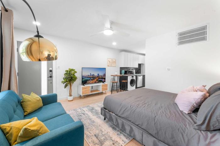 Prime SoCo cozy studio w laundryWiFi 7 Min to DT