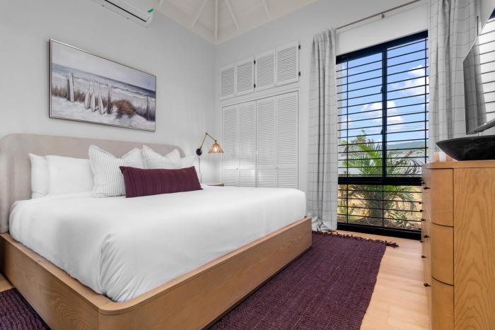 5BR Luxe Retreat in Runaway Bay Private Pool Beach Access