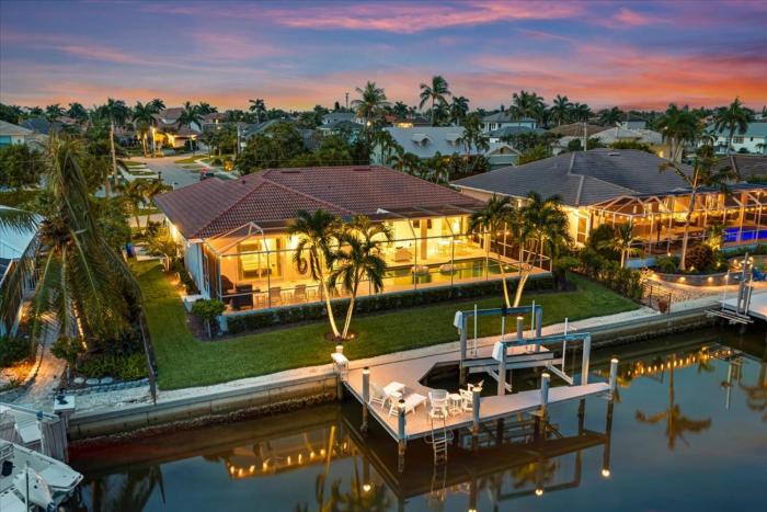 Inclusive Waterfront 4 bedroom 2 bath sleeps 9, pool, kayaks