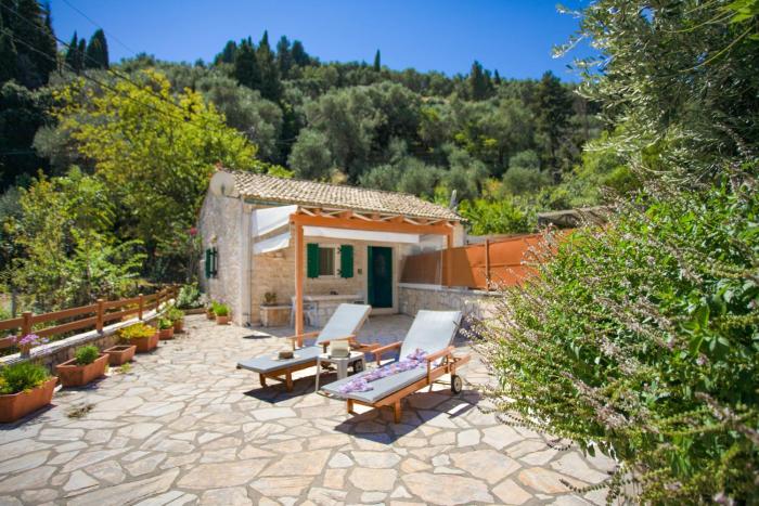 Korinas Cottage: Stone cottage close to the beach