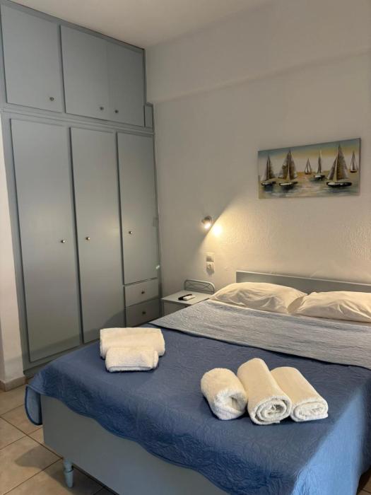Coastal studio 10 steps from Agia Pelagia beach 2