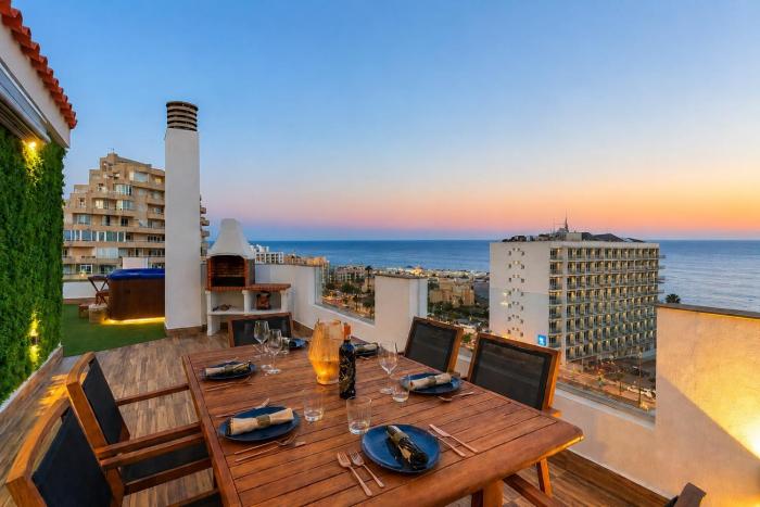 Luxury Penthouse Sea Views- Jacuzzi