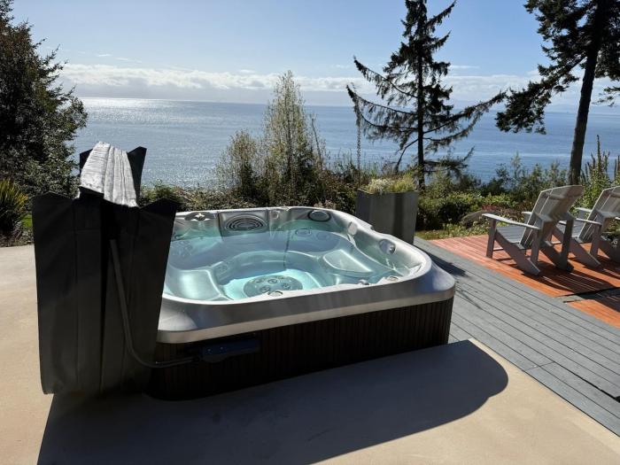 Oceanfront 3 acres 4 bed 4 bath private hot tub