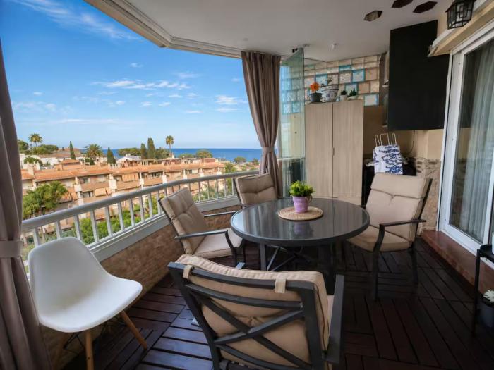 Ático duplex cerca de la playa, con piscina, jardines y parking