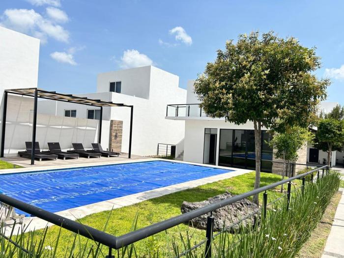 Casa grande en Paseo San Junípero