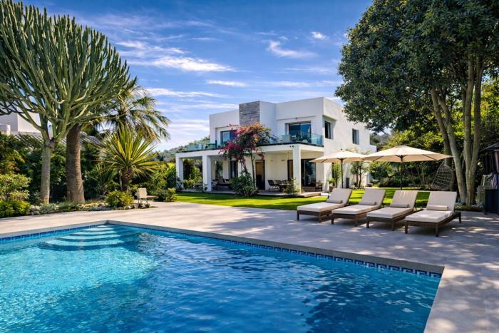 Luxury Golf Front Villa Spa, Jacuzzi & Heated Pool