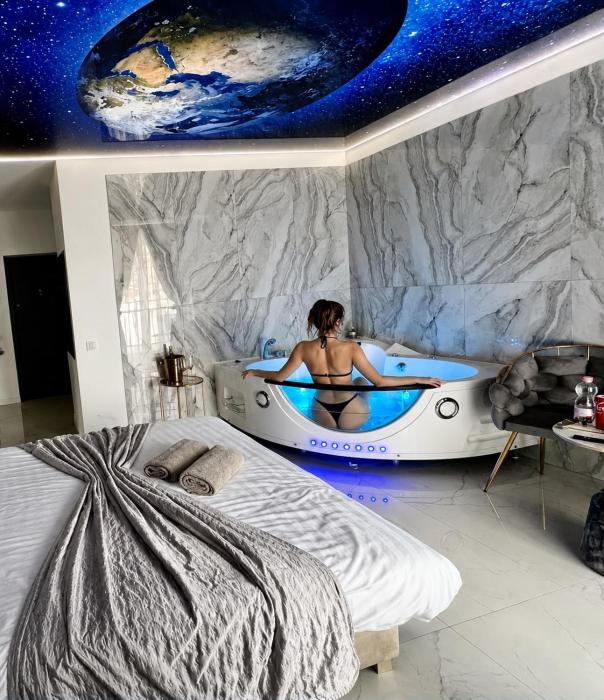 R U B I jacuzzi room by 50 shades