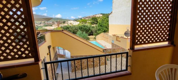 Casa al piano terra con 2 camere da letto, parcheggio privato e piscina condominiale